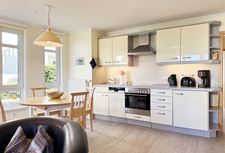 Küchenzeile mit Backofen und Esstisch Küchenzeile mit Backofen und Esstisch