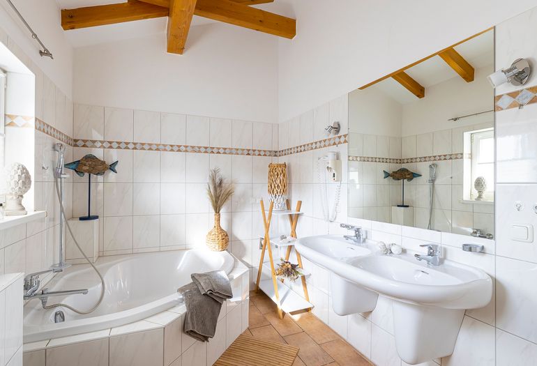 Badezimmer mit 2 Waschbecken