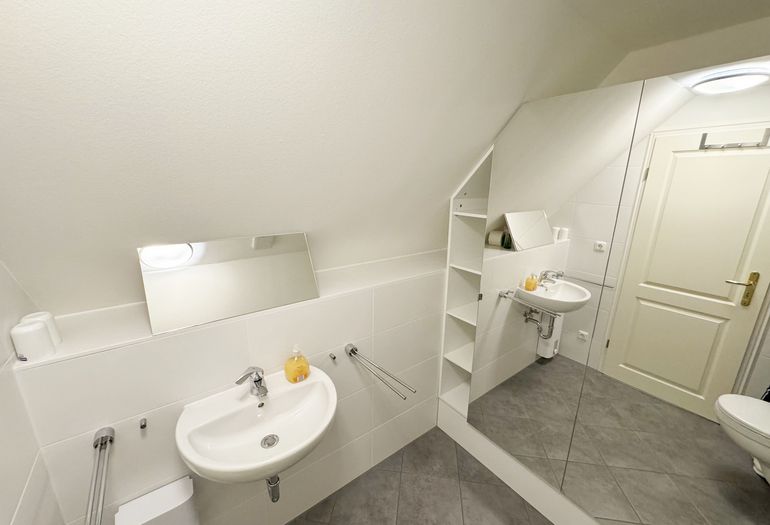 Gäste-WC mit Waschplatz Gäste-WC mit Waschplatz