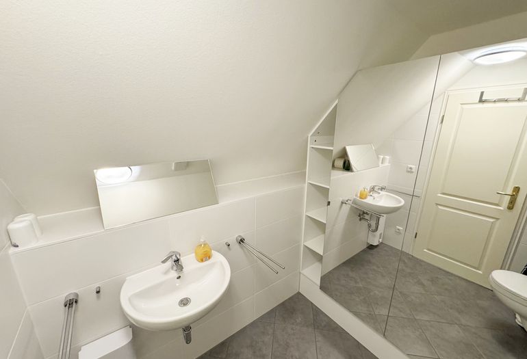 Gäste-WC mit Waschplatz