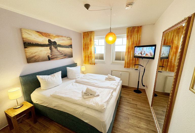 Villa Störtebeker Whg. 05 - Schlafzimmer mit Doppelbett und Kleiderschrank Villa Störtebeker Whg. 05 - Schlafzimmer mit Doppelbett und Kleiderschrank