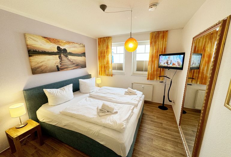 Villa Störtebeker Whg. 05 - Schlafzimmer mit Doppelbett und Kleiderschrank Villa Störtebeker Whg. 05 - Schlafzimmer mit Doppelbett und Kleiderschrank
