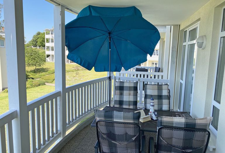 bestuhlter Balkon mit Sonnenschirm