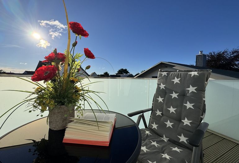 angrenzender bestuhlter Balkon