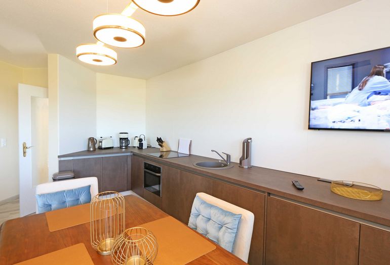 Küchenzeile mit Esstisch Küchenzeile mit Esstisch