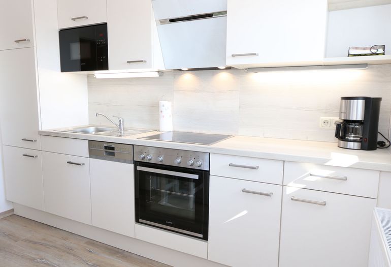 Küchenzeile mit Geschirrspüler