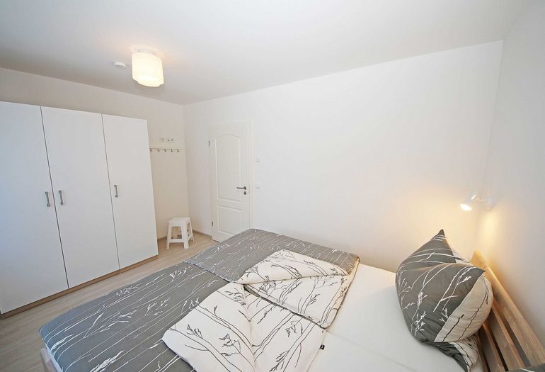 Schlafzimmer mit großem Kleiderschrank