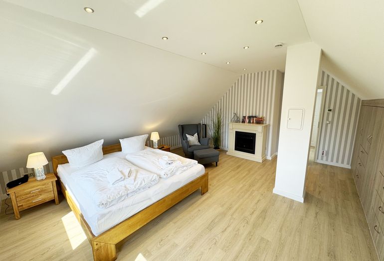 1. Schlafzimmer mit Doppelbett und Elektrokamin 1. Schlafzimmer mit Doppelbett und Elektrokamin
