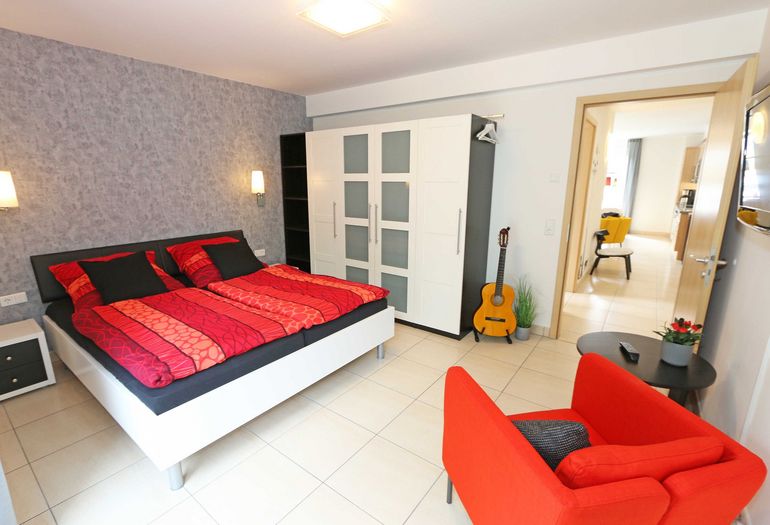 2.Schlafzimmer mit Kleiderschrank