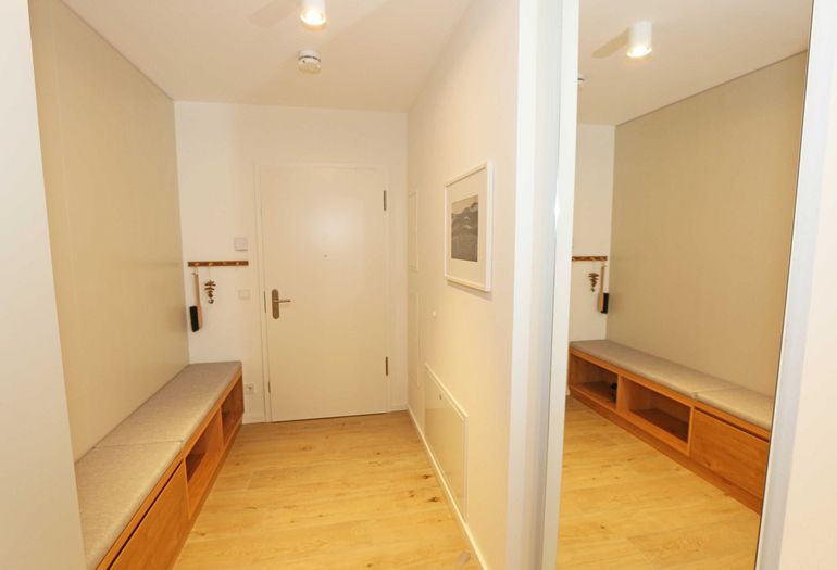 heller Flur mit Sitzbank