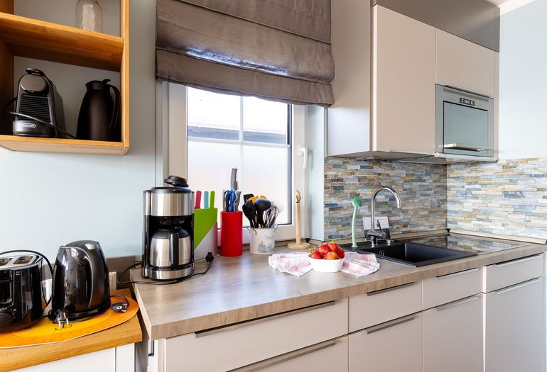 Küchenzeile mit Kaffeemaschine, Toaster, Wasserkocher