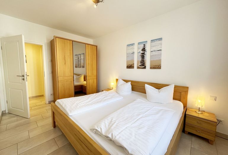 2.Schlafzimmer mit Doppelbett und Kleiderschrank