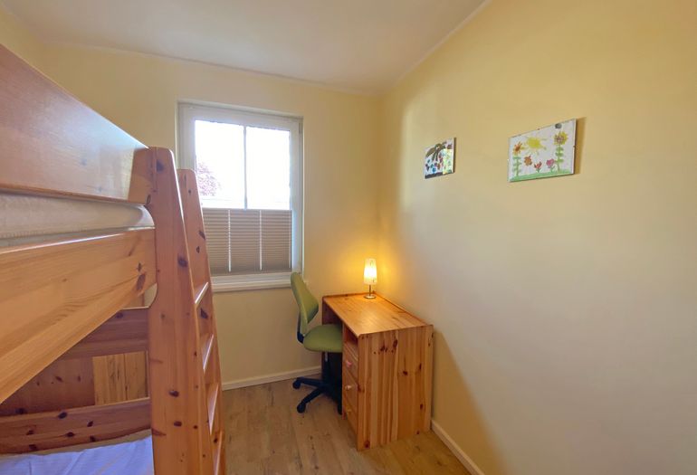 drittes Schlafzimmer mit Schreibtisch