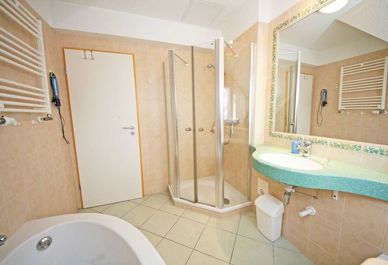 Badezimmer mit Dusche