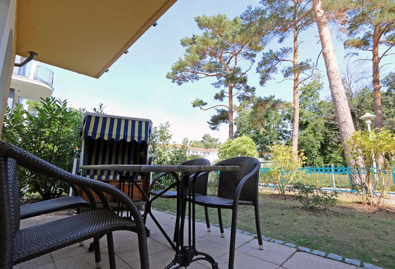 Terrasse mit Bestuhlung in ruhiger Lage