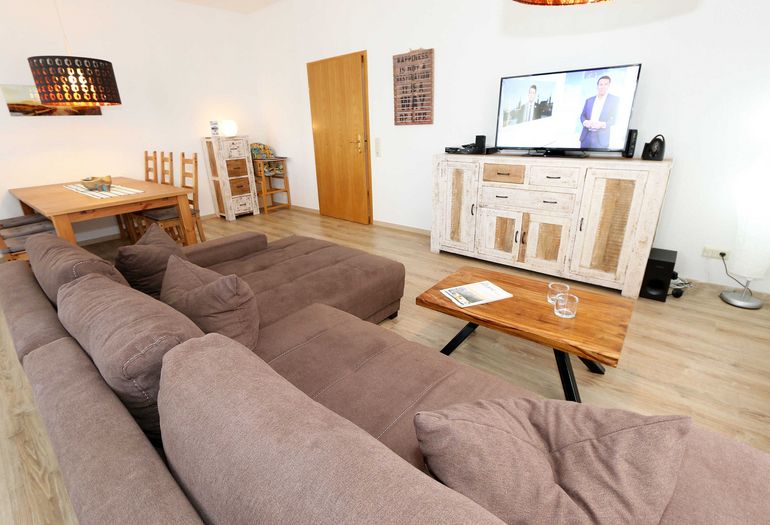 gemütliches Wohnzimmer mit großer Couch