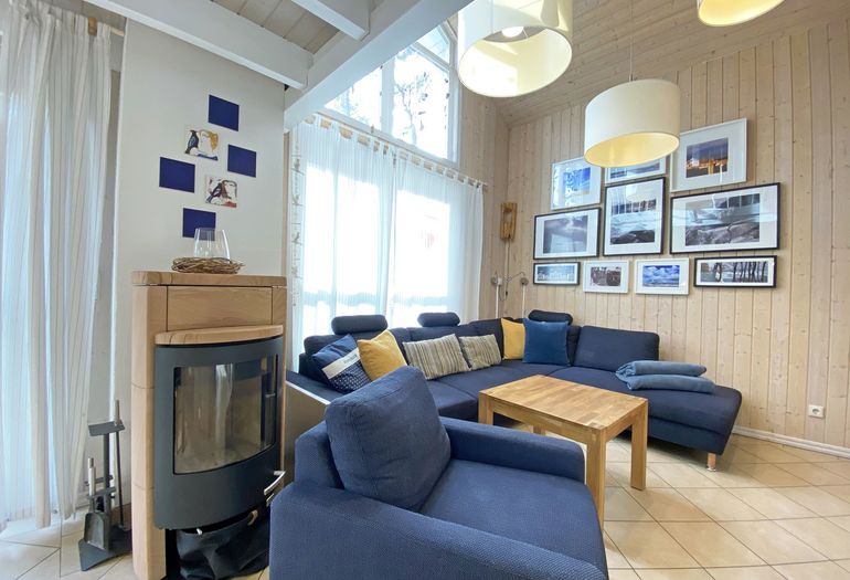 Wohnzimmer mit gemütlicher Couch