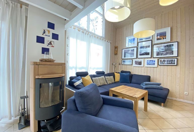 Wohnzimmer mit gemütlicher Couch