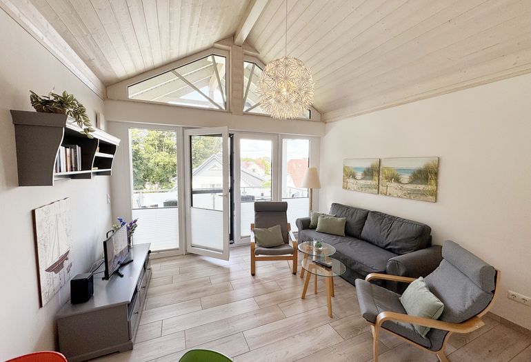 gemütliches Wohnzimmer mit Couch und Smart-TV