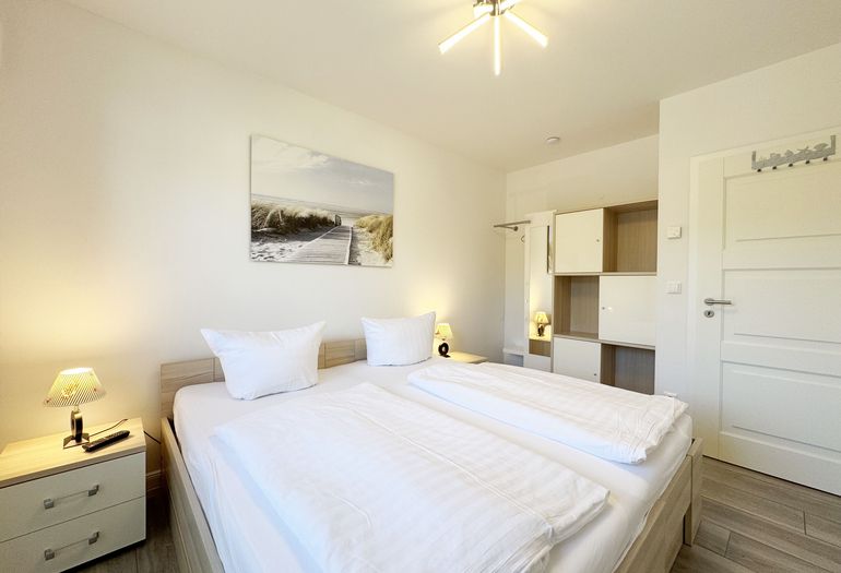2. Schlafzimmer mit Doppelbett und Nachttischablagen