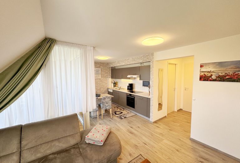 Wohnbereich mit Blick auf die Küchenzeile Wohnbereich mit Blick auf die Küchenzeile