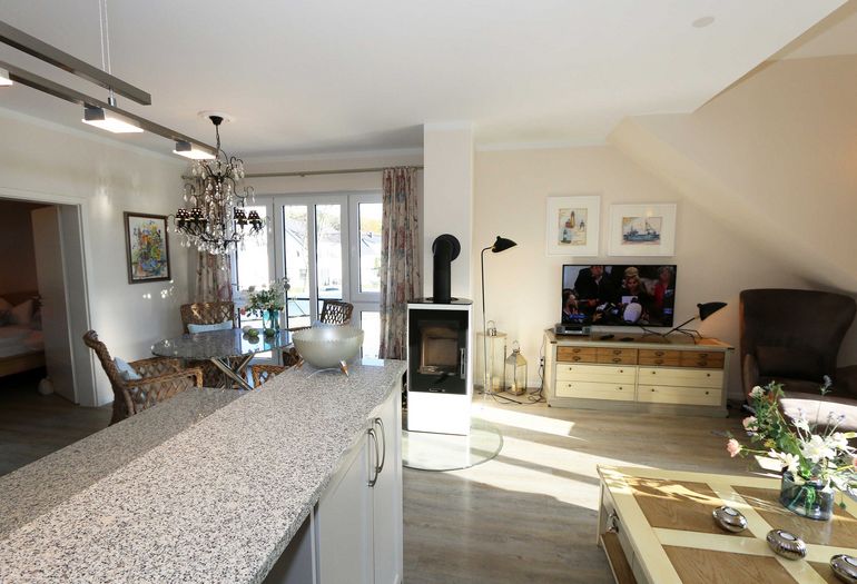 Wohnbereich mit TV und Kamin Wohnbereich mit TV und Kamin