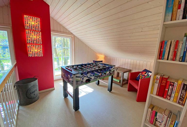 obere Galerie mit Kicker Tisch