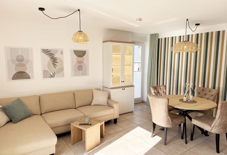 Wohn-und Essbereich mit beleuchteter Vitrine