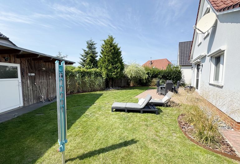 Gartenbereich mit Sonnenliegen