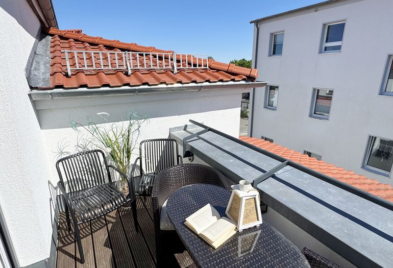 bestuhlter Balkon