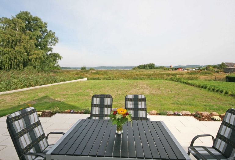 bestuhlte Terrasse mit Blick ins Grüne