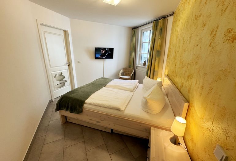 Haus Meeresblick WE A 1.10 Schlafzimmer mit TV und Doppelbett Haus Meeresblick WE A 1.10 Schlafzimmer mit TV und Doppelbett