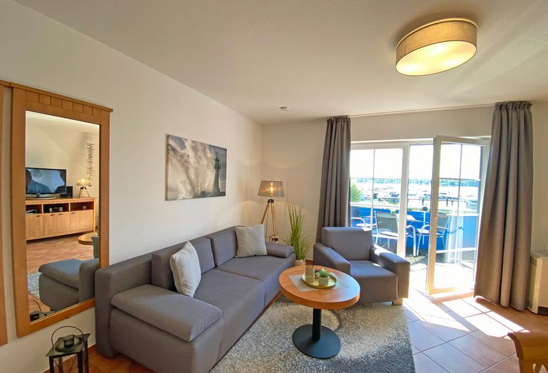 Wohnzimmer mit Couch und Sessel Wohnzimmer mit Couch und Sessel
