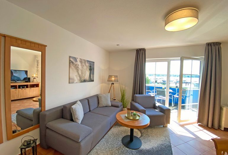 Wohnzimmer mit Couch und Sessel