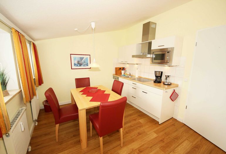 Küchenzeile mit Esstisch Küchenzeile mit Esstisch