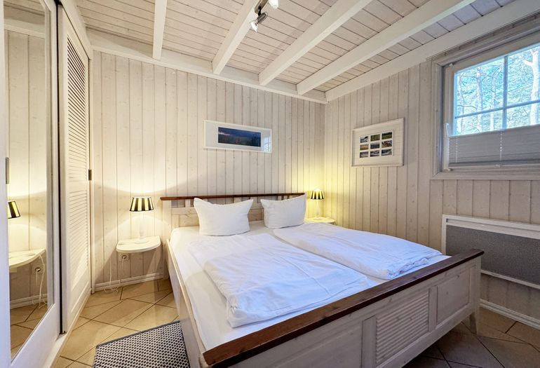 Ferienhaus Sandkörnchen - 1. Schlafzimmer mit Kleiderschrank