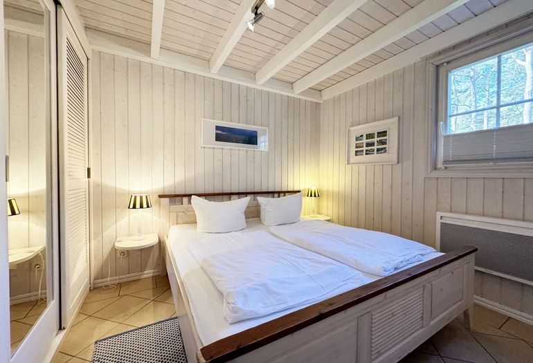 Ferienhaus Sandkörnchen - 1. Schlafzimmer mit Kleiderschrank
