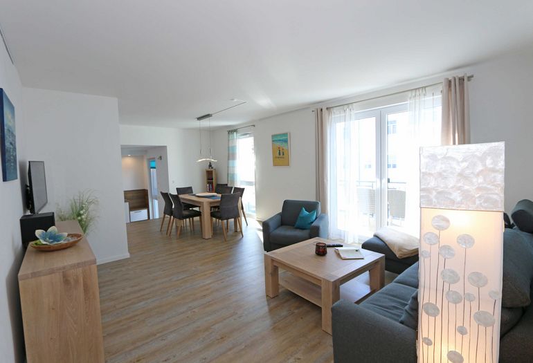 Wohnbereich mit Blick zum großem Esstisch Wohnbereich mit Blick zum großem Esstisch