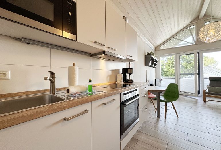 moderne Küchenzeile mit diversen Küchenutensilien