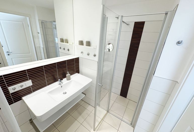 innenliegendes Badezimmer mit ebenerdiger Dusche innenliegendes Badezimmer mit ebenerdiger Dusche