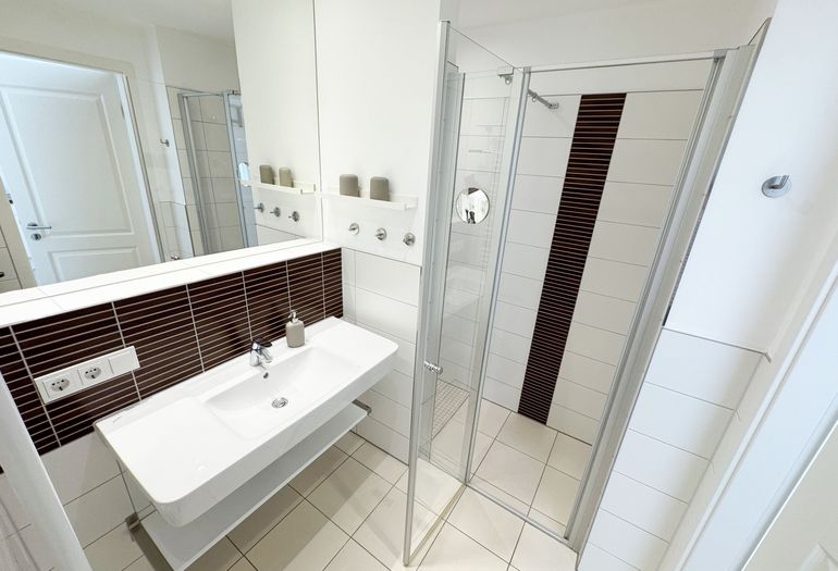 innenliegendes Badezimmer mit ebenerdiger Dusche