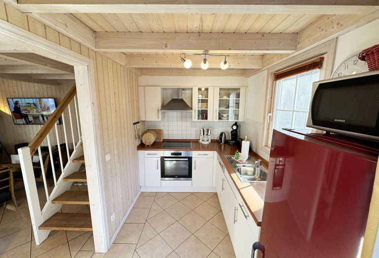 Ferienhaus Sprottenkiste - Blick auf Küche und Wohnzimmer Ferienhaus Sprottenkiste - Blick auf Küche und Wohnzimmer