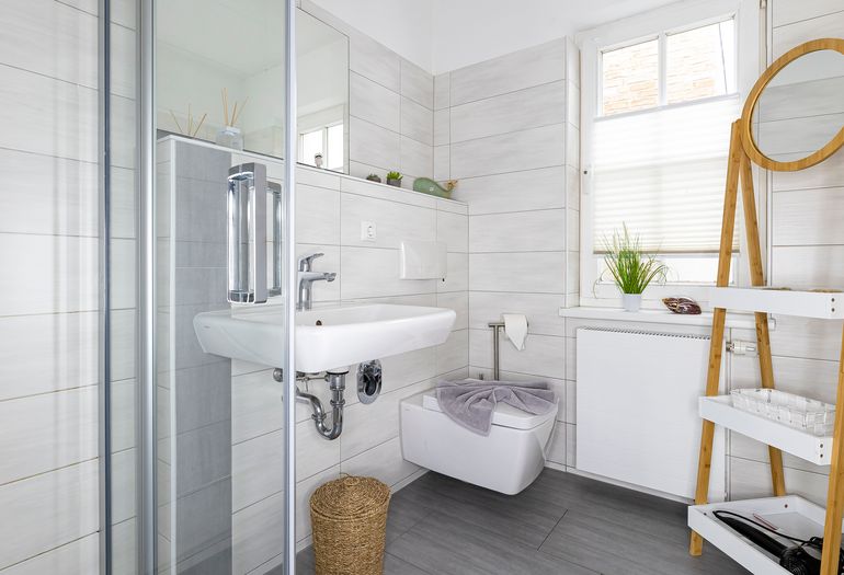 Badezimmer mit Dusche