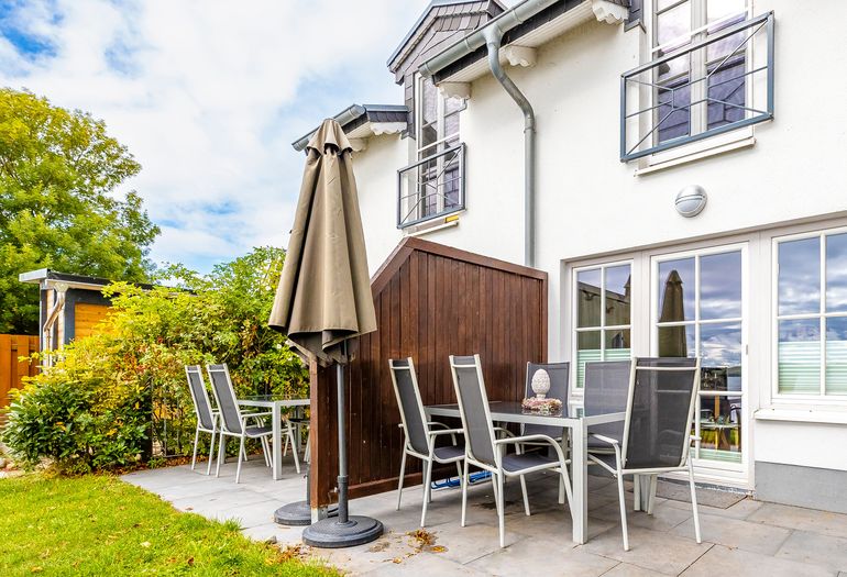 bestuhlte Terrasse mit Sonnenschirm