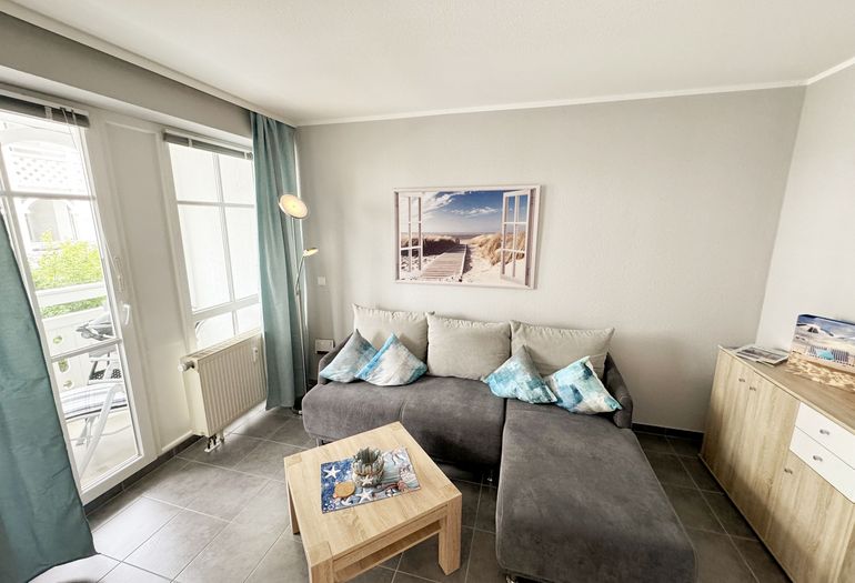 Wohnbereich mit Zugang zum Balkon