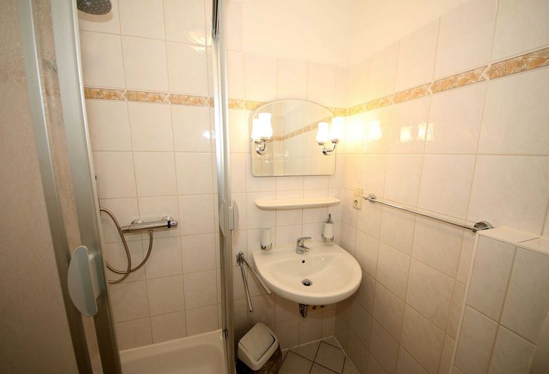 Badezimmer mit Waschbecken Badezimmer mit Waschbecken