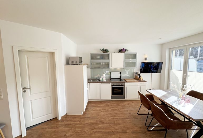 Blick auf die moderne Küchenzeile