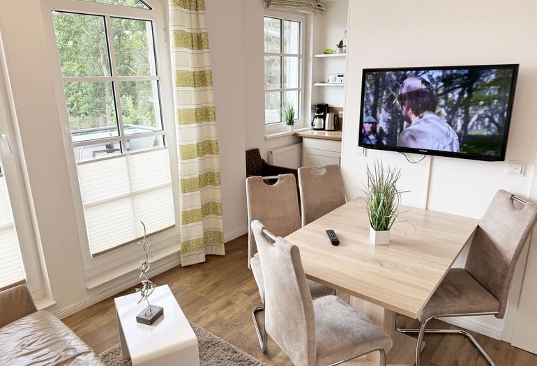 Essbereich mit Stühlen