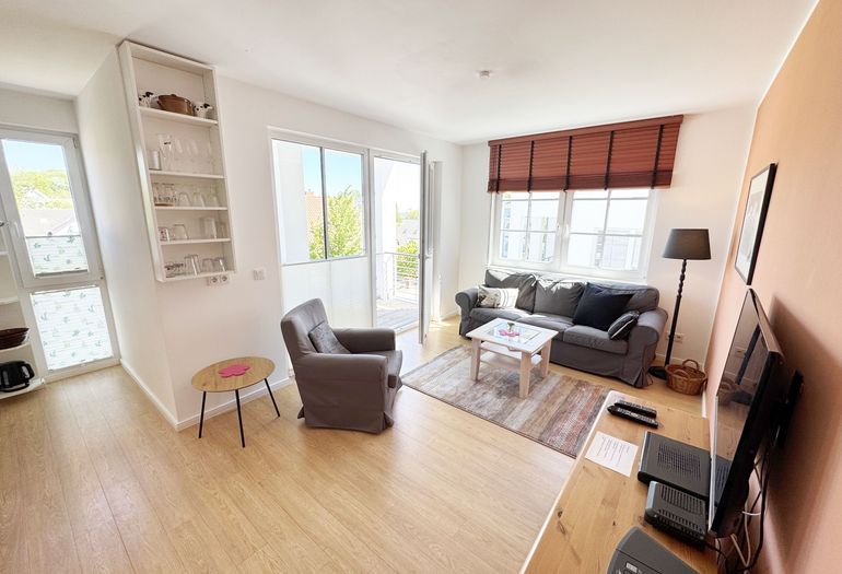 offener Wohnbereich mit Couch offener Wohnbereich mit Couch