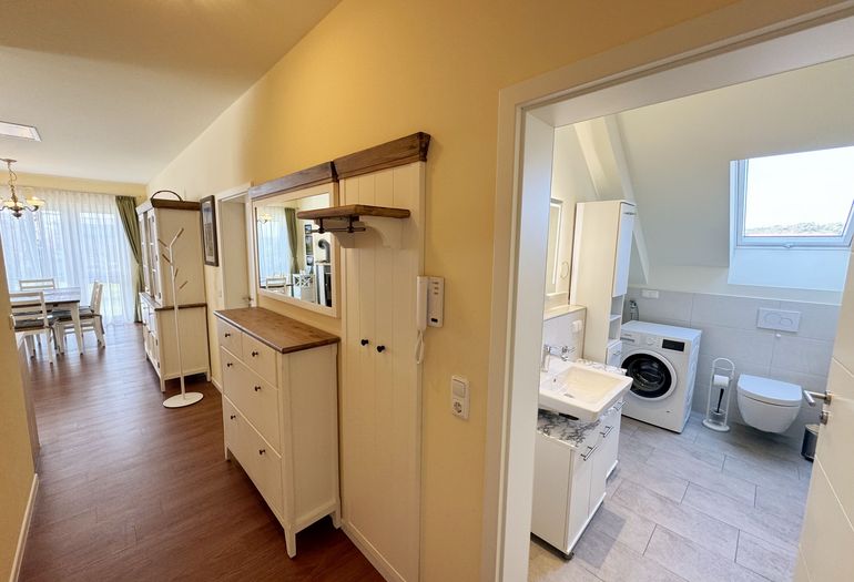 Flurbereich mit Blick in das Bad Flurbereich mit Blick in das Bad